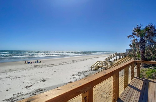 Sea Dunes Apartment | Beachfront with large deck Pool Sea Dunes Sailfish A2