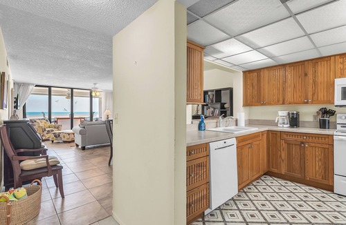 Redington Shores Condo | ☀Beachfront🌴Heated Pool🐠Direct Beach Access🐬Redington Towers 5D