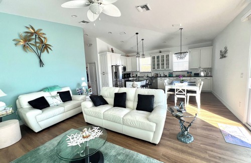 Mid Island House | Beachside Flamingo House , Pool Home 3 bedroom, 3 bath Sleeps 6