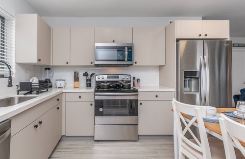 Poinciana Park House | Beachside w/Parking - Las Olas, Airport, Port Evg
