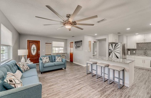 Jacksonville Beach House | Beachside with Billiard Room & Beach Cruisers!