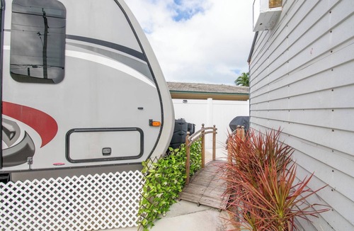 Jupiter House | Beachtime! Charming 1-bedroom trailer w/WiFi & AC & Hotwater Jupiter/Tequesta