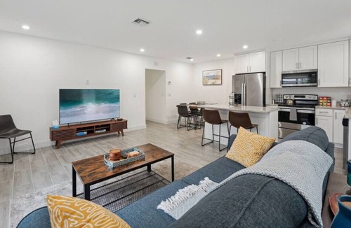 Tropic Palms House | Beachtown Bliss 2mil to downtown