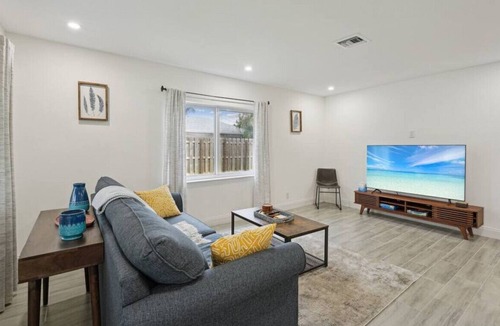Tropic Palms House | Beachtown Bliss 2mil to downtown