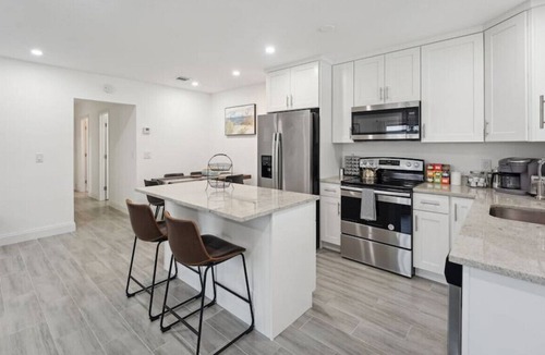 Tropic Palms House | Beachtown Bliss 2mil to downtown