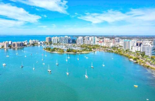 Trailer Estates Apartment | Beachtown Remote Worker Friendly-High Speed WiFi-Pets Welcome-Lido Beach-Opera-Symphony-Walk or Bike to Restaurants-10 Acre Park with Pickleball, Tennis, Basketball