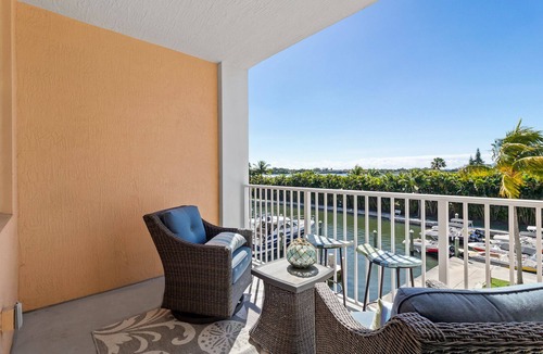 East Ocean Ave Condo | Beachy 2 Bed/2bath Condo w/Water View! 5min from the beach!