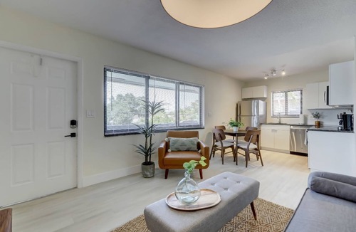 Imperial Point Apartment | Beachy&Boho w/full kitchen & Pool FOR 6 ppl