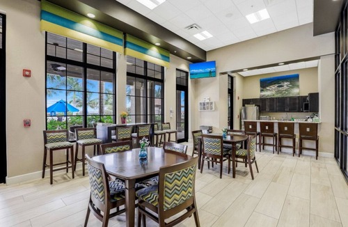 Naples Condo | Beachy condo in Artesia w/pool, gym & pickleball