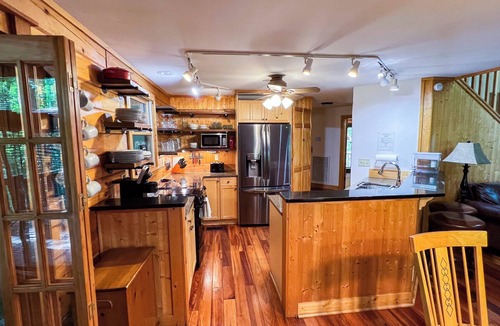 Warm Springs Cabin | Beacon of Light -Minutes to Callaway Gardens. Pet-friendly!