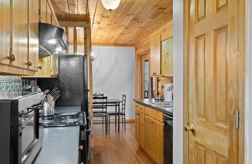 Westminster House | Bear Cabin - Secluded on 3 acres!