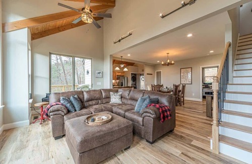 Helen House | BEAR NAKED l LUXURY CABIN | SAUNA | HOT TUB |