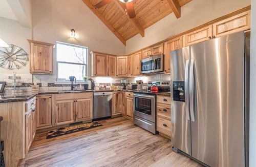 Helen House | BEAR NAKED l LUXURY CABIN | SAUNA | HOT TUB |