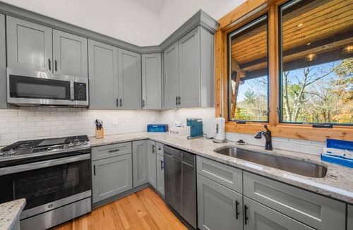 Banner Elk Cabin | Bear Woods Belle - Eagles Nest amenities, fire pit, hot tub, two suites