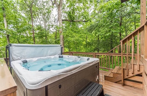 Sautee Nacoochee House | BEARADISE BUNGALOW | LUXURIOUS CANOPY RETREAT
