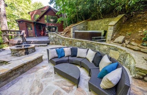 Franklin House | 'Bearadise' Cabin w/Hot Tub at Hidden Gem Falls!