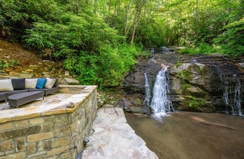 Franklin House | 'Bearadise' Cabin w/Hot Tub at Hidden Gem Falls!