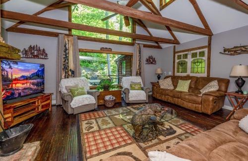 Franklin House | 'Bearadise' Cabin w/Hot Tub at Hidden Gem Falls!