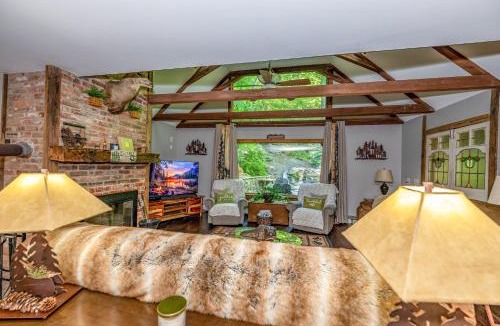 Franklin House | 'Bearadise' Cabin w/Hot Tub at Hidden Gem Falls!
