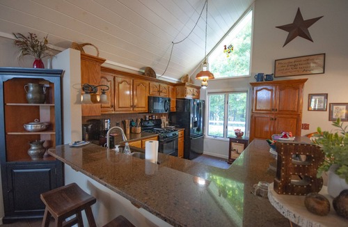 Blairsville Cabin | Bearadise Ridge. Awesome Mountain Views, Hot Tub, Game Room and so much more