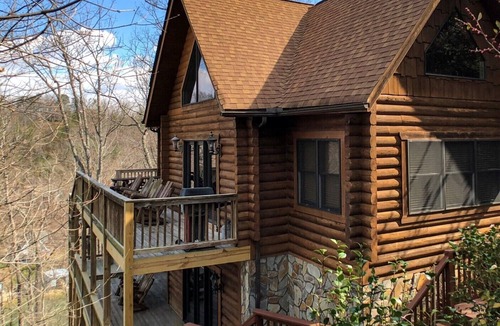 Sunset Cove Cabin | Bearmoon - King beds~WiFi-log cabin-dog friendly-sleeps 10