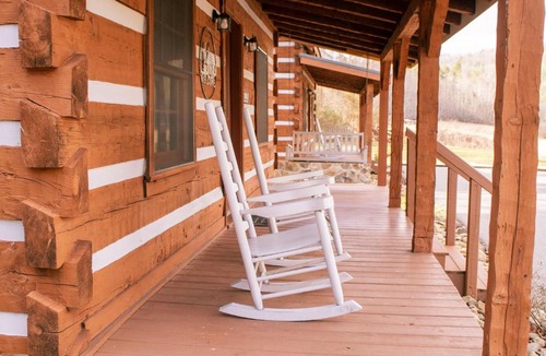 Pittman Center Ski Chalet | Beary Cozy- Tiny Cabin Getaway!