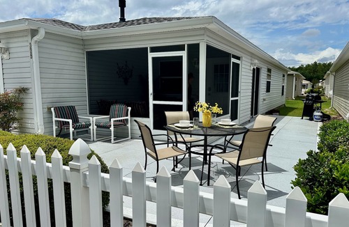 Mallory Square House | Beautiful 2/2 Dog Friendly Patio Villa w/BBQ & Close to Lake Sumter Landing!
