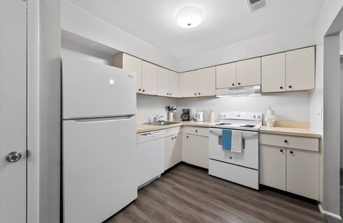 Edgemoor Apartment | Beautiful 2 bedroom in The Chateau