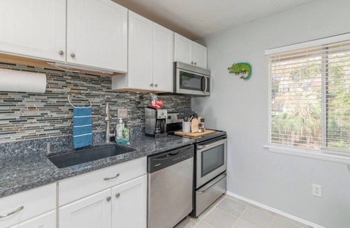 Hilton Head Island Condo | Beautiful 2 bed condo, steps from beach and Heated pool-all beach gear included