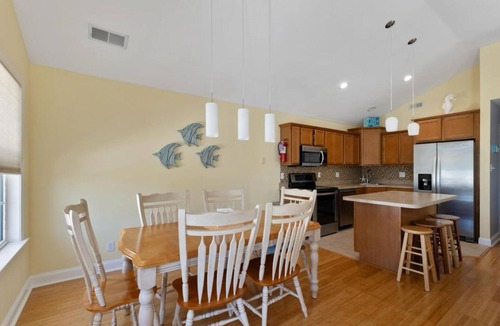 Wildwood Condo | Beautiful, 3 bed, 2 bath, Cozy Condo just minutes from Boardwalk & Beach Access!