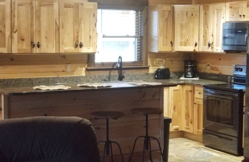 Sevierville Cabin | Beautiful 3 bed/3 bath Luxury Cabin, Hot Tub, Games, Easy Check in! Book Now!