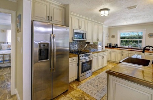 Gulf Gate Estates House | Beautiful 3 Bedroom/2 Bath Home with Pool, Minutes from Siesta Key, Pet Friendly