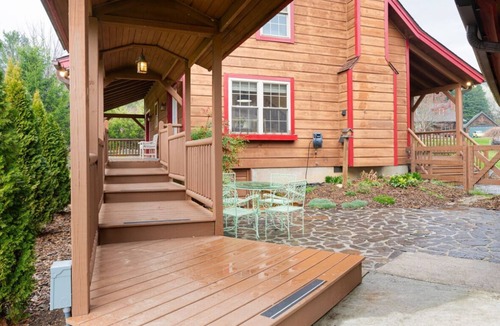 Mills River Cabin | Beautiful 3 bedroom cabin in charming Mills River with hot tub