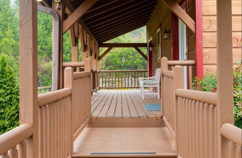 Mills River Cabin | Beautiful 3 bedroom cabin in charming Mills River with hot tub