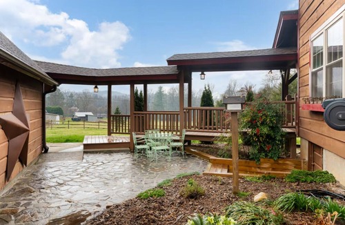 Mills River Cabin | Beautiful 3 bedroom cabin in charming Mills River with hot tub