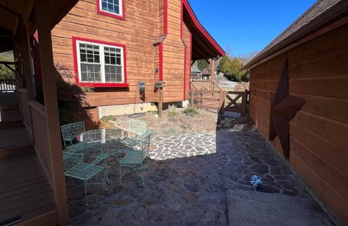Mills River Cabin | Beautiful 3 bedroom cabin in charming Mills River with hot tub