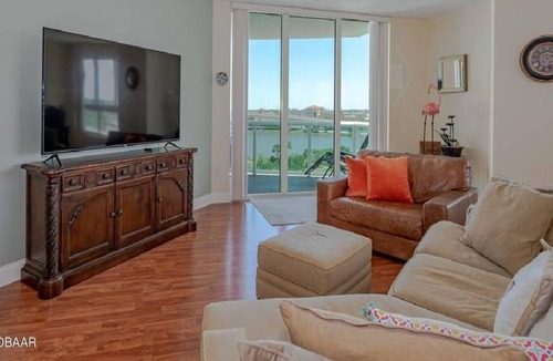 Kingston Condo | Beautiful 3 Br. Condo (318460) by Houzlet