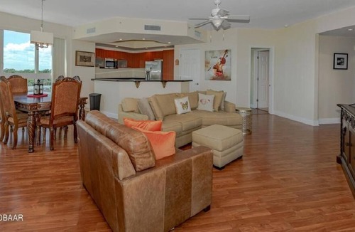 Kingston Condo | Beautiful 3 Br. Condo (318460) by Houzlet