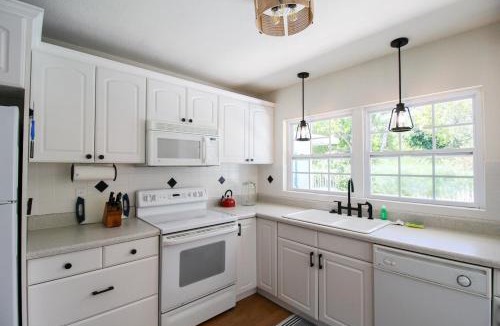 Gulf Gate Estates House | Beautiful 3 BR pool home minutes from Siesta Key - Blue Dolphin