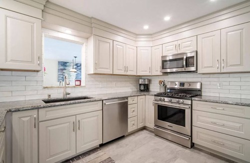 A-Zone House | Beautiful 4 bed, 4 bath - 3 blocks to beach