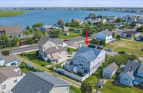 A-Zone House | Beautiful 4 bed, 4 bath - 3 blocks to beach