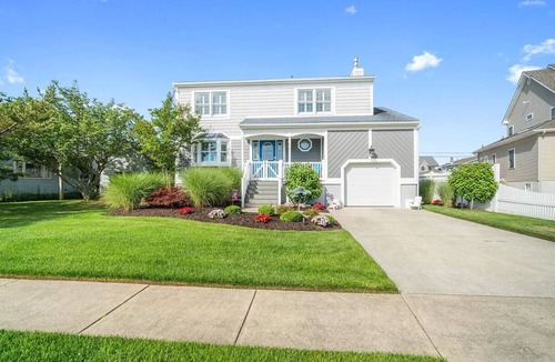 A-Zone House | Beautiful 4 bed, 4 bath - 3 blocks to beach