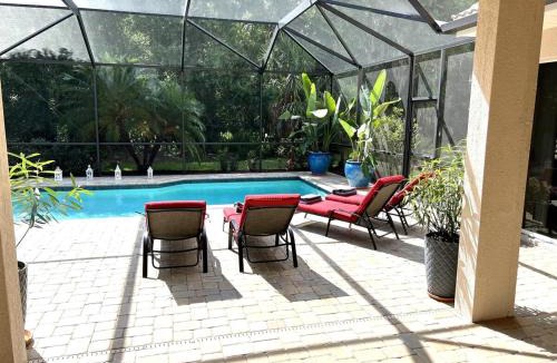 Braden River House | Beautiful 4 Bedroom and 4 Bathroom with Heated Salt Water Pool in Gated Community Close to Some of the Best Beaches in the USA