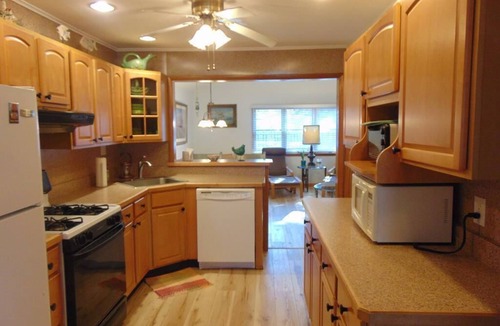 Villas House | Beautiful 4 bedroom cottage, pet friendly, close to Bay, with inground pool