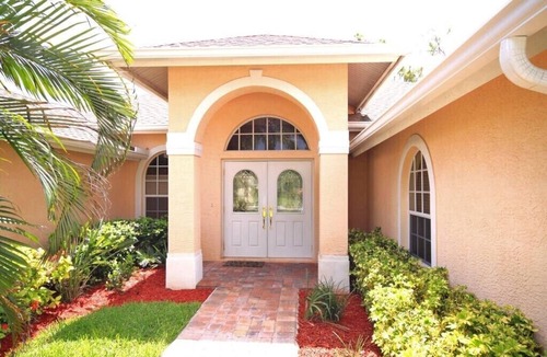 Central Naples House | BEAUTIFUL 4 BR Briarwood villa with spacious pool area- VACATION STARTS HERE!