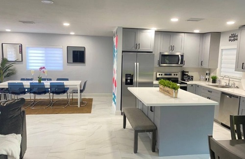 Miami Gardens House | Beautiful 5 bedroom Modern Home with a Pool