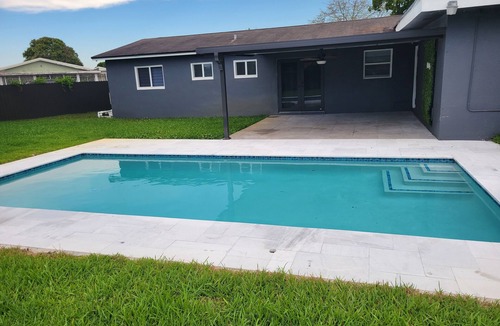 Miami Gardens House | Beautiful 5 bedroom Modern Home with a Pool