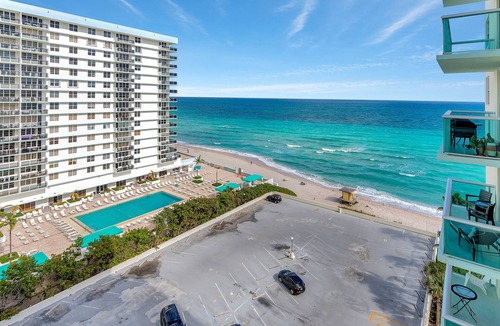 Hollywood South Central Beach Condo | Beautiful apartment with ocean view on Hollywood Beach