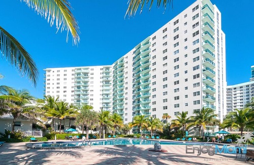 Hollywood South Central Beach Condo | Beautiful apartment with ocean view on Hollywood Beach