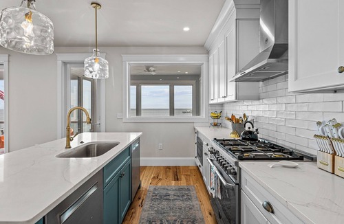 Ship Bottom House | Beautiful Bayfront w/Heated Pool & Dock. 6 Bedrooms, all w/Ensuite Bathrooms.